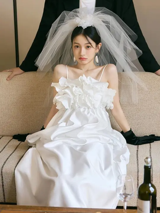法式キャミソールデザインの軽やかなホワイトサテンドレス【婚礼・お呼ばれ・エレガント】