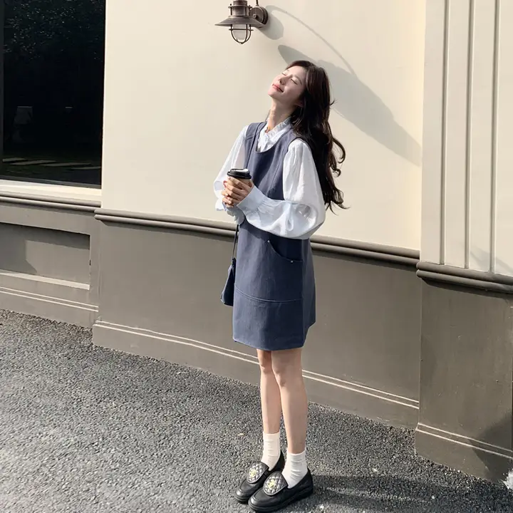 青いキャミソールとワンピースのコーディネート【秋用・カジュアル・学院風・韓国スタイル】（セットアップ対応）