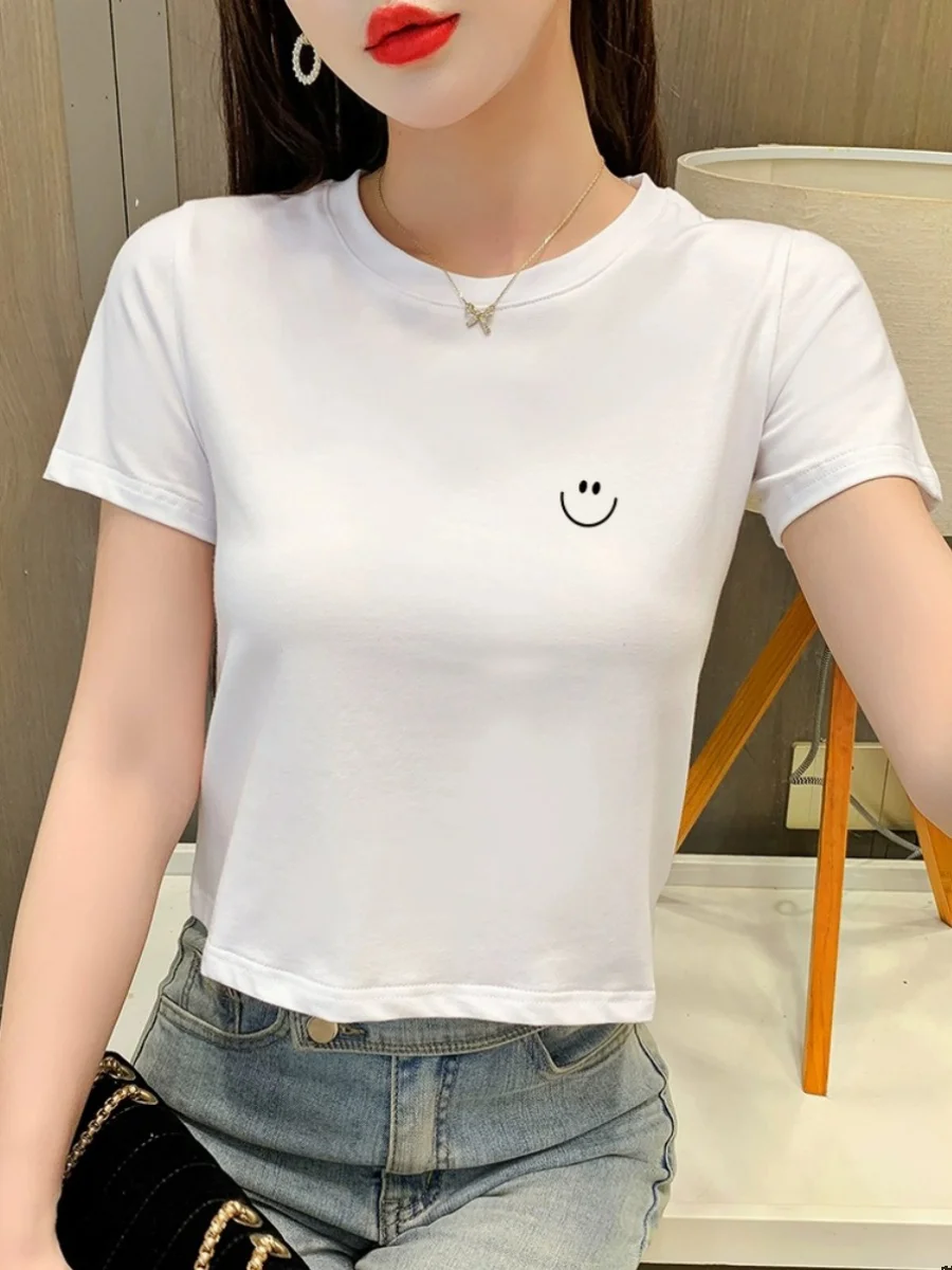 大人可愛い服 50代コーデの完全ガイド｜リネン調Tシャツで自然な笑顔を演出