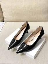 裸色の細ヒールパンプス【エナメル・春用・通勤・ミドルヒール・尖ったトウ】