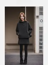 グレーのファッショナブルなフード付きトップスとスカート【加厚・ウィンター用・小柄女性向け】（セットアップ対応）