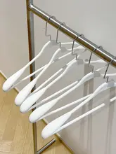 幅広肩設計のプラスチック製ハンガー【滑り止め機能・スーツ用・乾湿兼用】