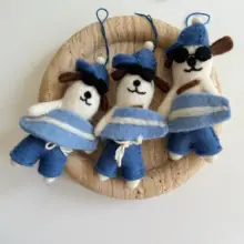 ネパールの手作り羊毛フェルトのかわいい スケートボード 匹の子犬