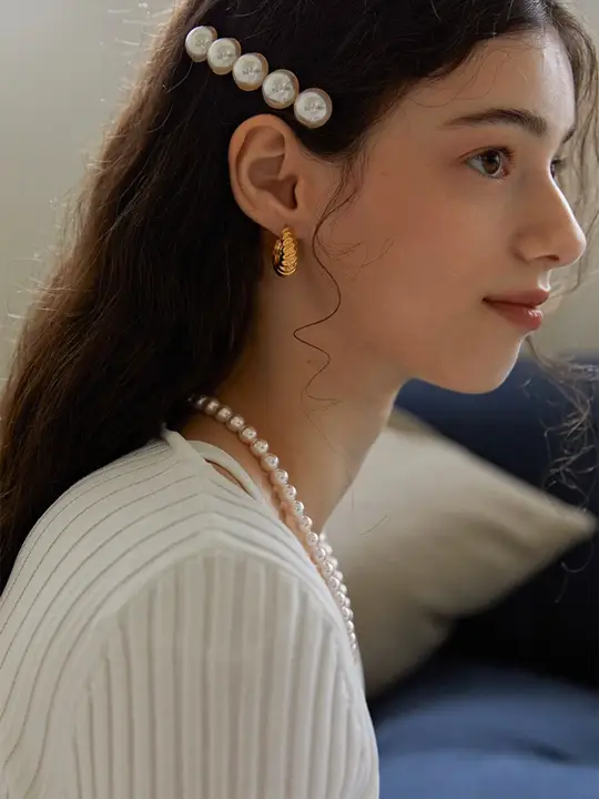 レトロなデザインの金属製ビッグフープピアス【個性的な麻花モチーフ】