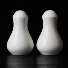 純白の陶器製調味料入れ【有孔デザイン・胡椒瓶・塩入れ】