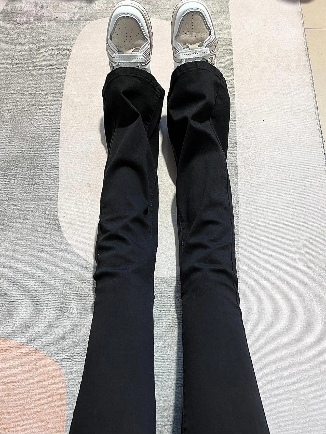黒いフレアパンツで通勤も夜のデートも完璧にできる？その秘密はここに