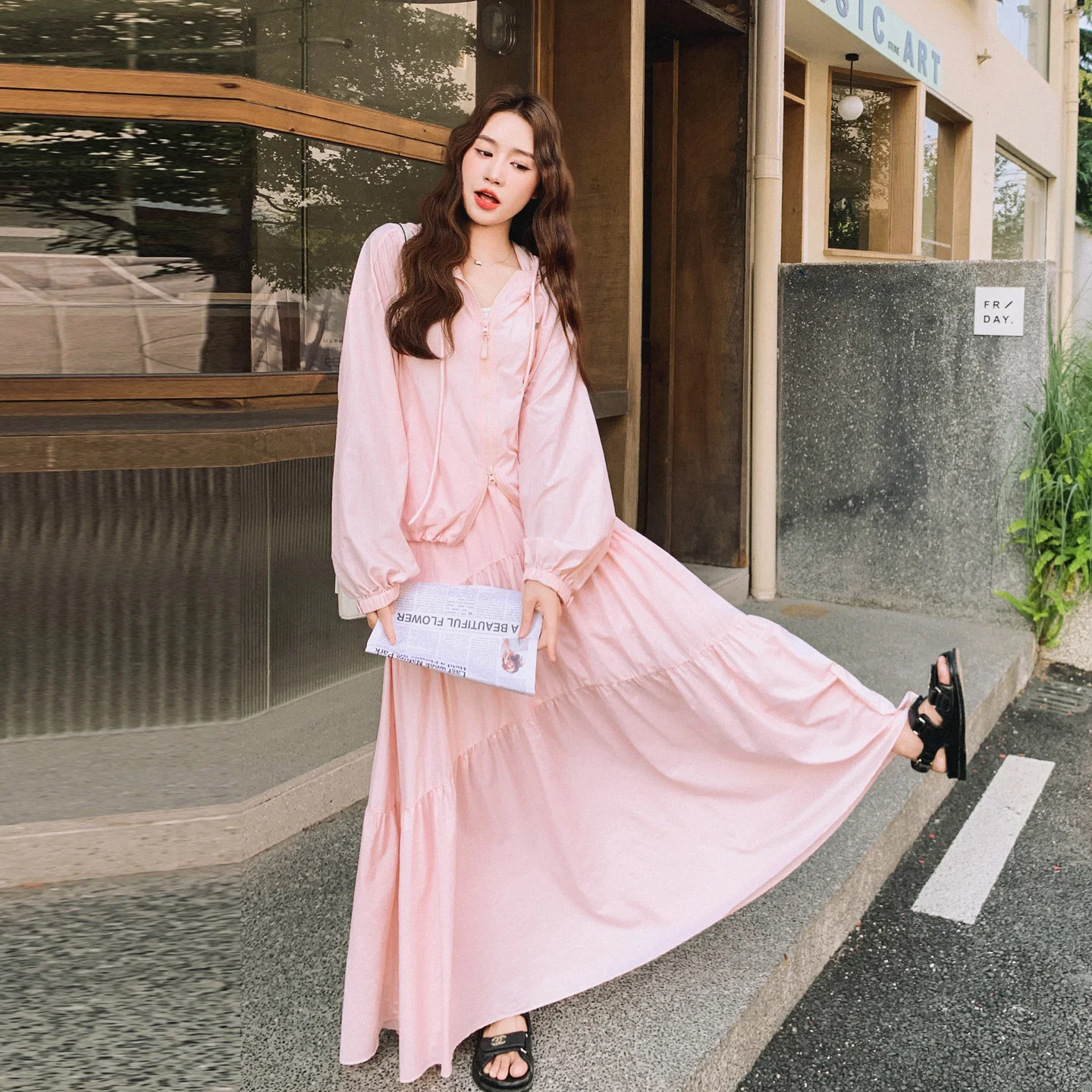 気温15度から3度の差に合う服は？軽量で柔らかいパーカーとスカートのセットアップが解決する理由