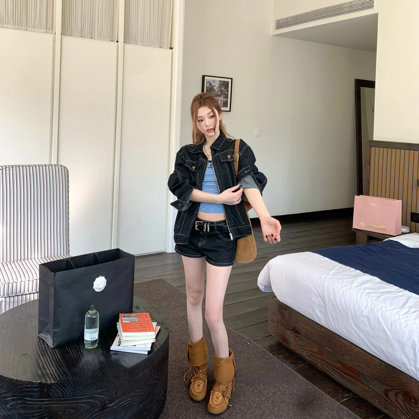 40代の女性にぴったりなカジュアルデニムコーデは、この「生牛色のデニムジャケットとハイウエストショートパンツ」から始める？
