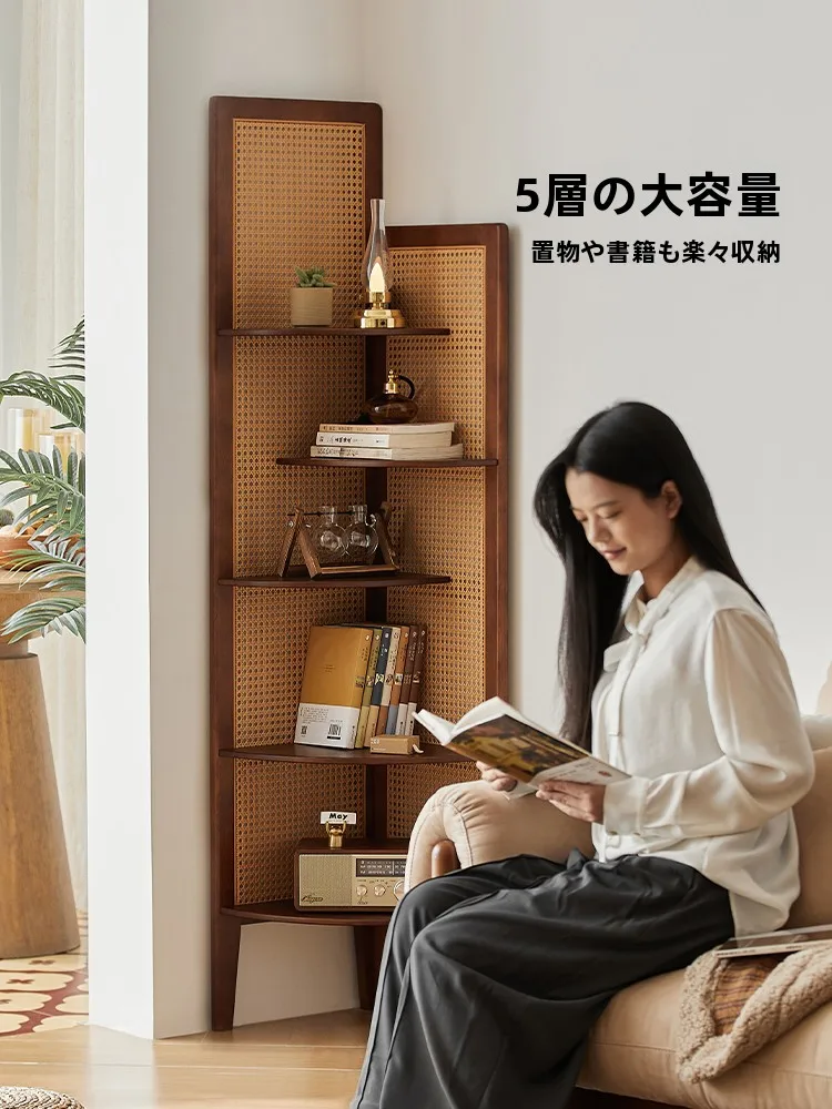 天然木製の藤編みコーナーラック：多層収納でリビングのインテリアを効率的に整える