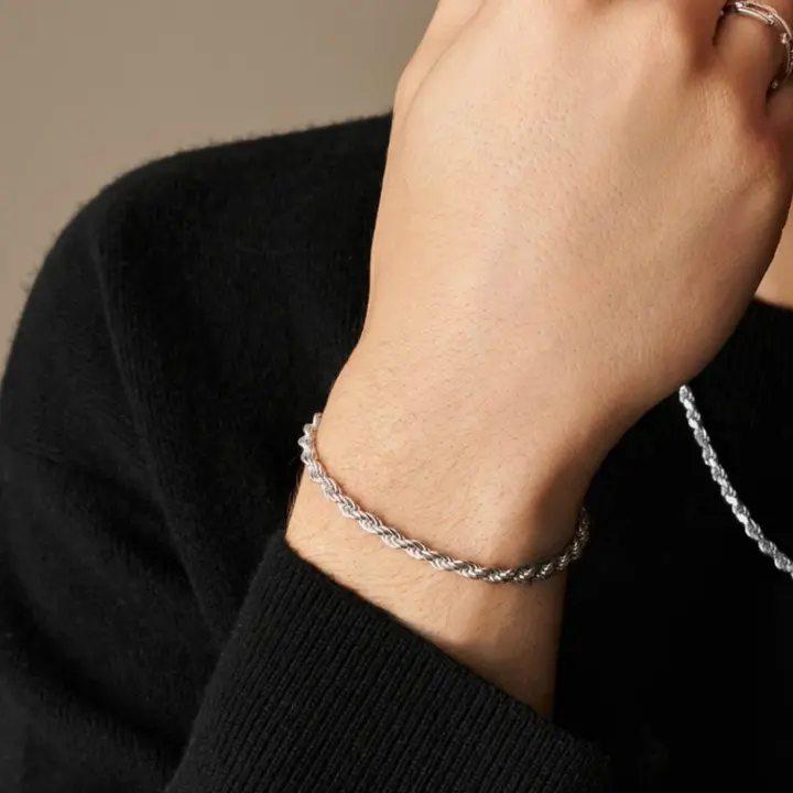 ツイストチェーンブレスレット【シンプルデザイン・メンズ・カジュアルスタイル】