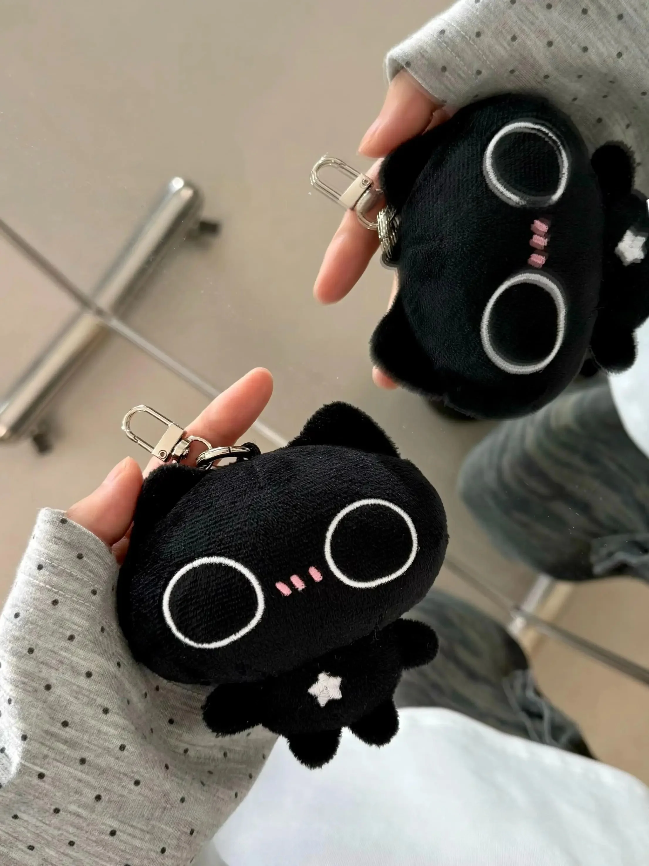 かわいいパンダの毛糸製キーホルダー：小さな卵のデザインで贈り物に最適なオリジナルアクセサリー