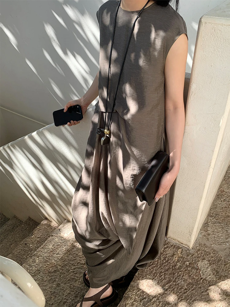 シングルロングスタイルのファッションアイテムとしてのシャーリング風ドレス