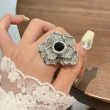 華やかな花デザインの指輪【オープンリング・クリスタル装飾・上品】