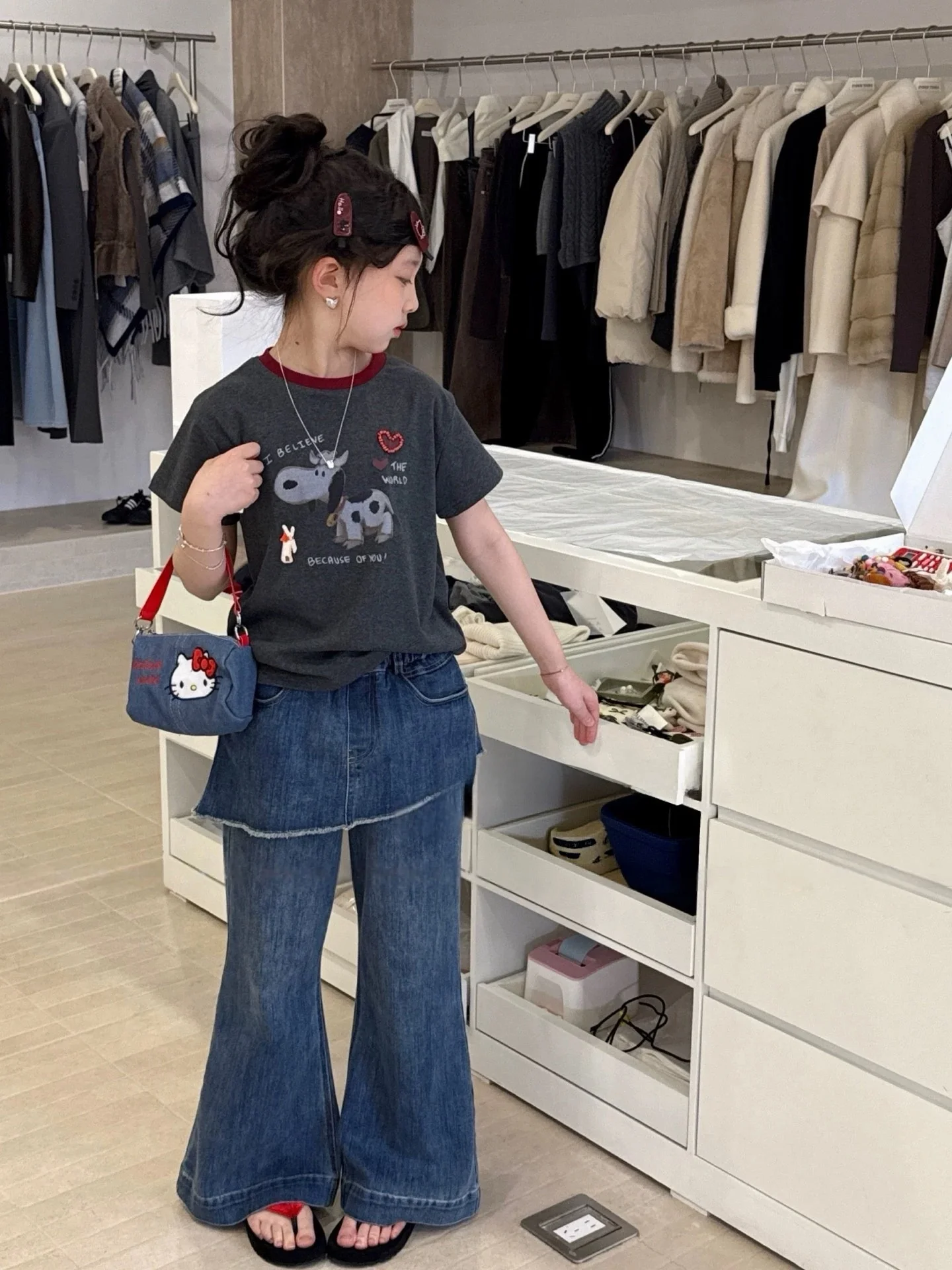 夏用キッズファッション 女の子用Tシャツとデニムパンツセット：20度から24度の季節に最適なカジュアルスタイル