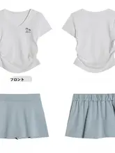 おしゃれなデザインのVネック短袖Tシャツとミニスカートのコーディネート（セットアップ対応）