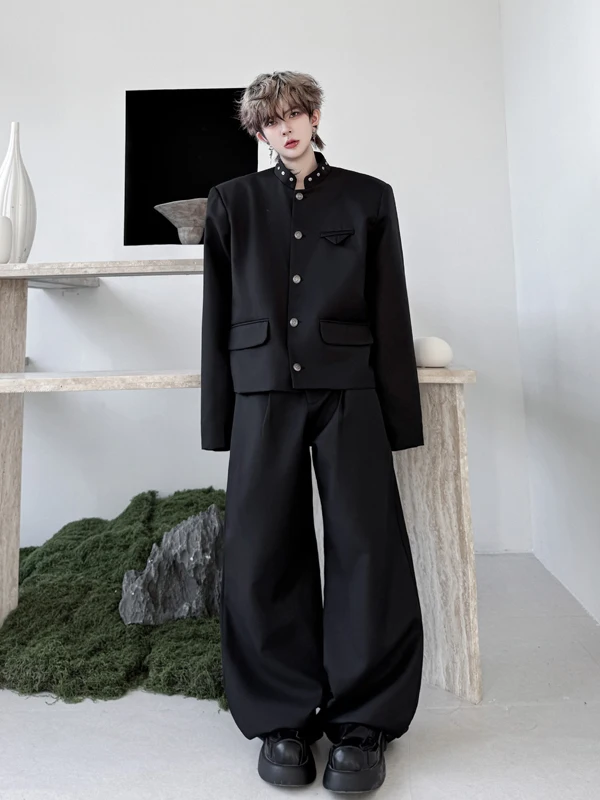 20代後半の男性に贈る洋服プレゼントは、黒スーツ黒シャツよりこのショートジャケットセットがおすすめ？