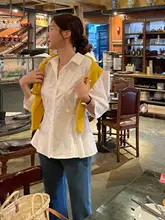 デザイン性の高い七分袖白色シャツ【ウエストシェイプ・春夏用・女性用】