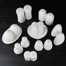 純白の陶器製調味料入れ【有孔デザイン・胡椒瓶・塩入れ】