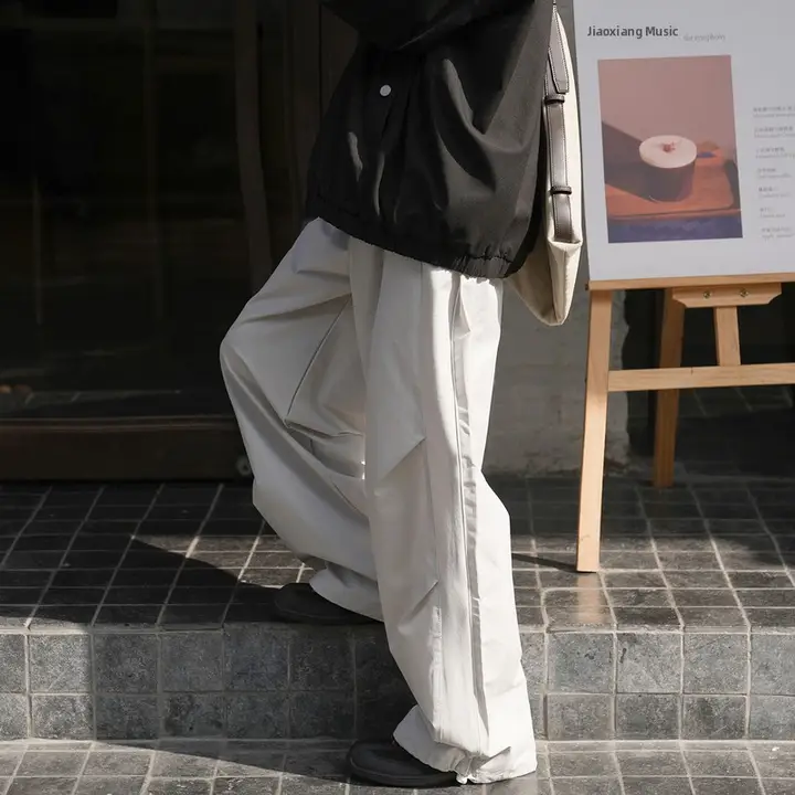 軽量で通気性抜群のメンズワイドパンツ【防風・耐磨・春秋用・サイドストライプデザイン】