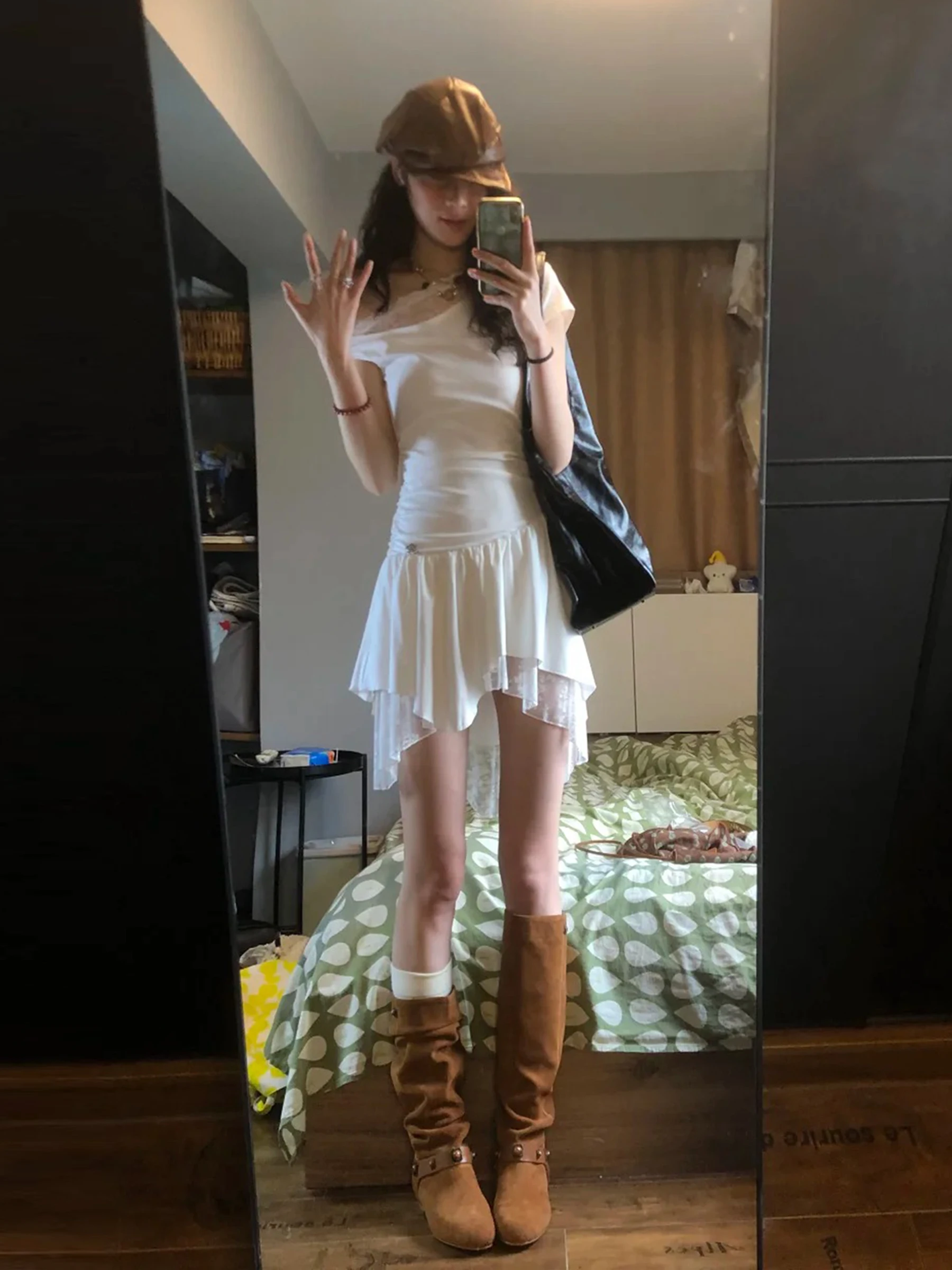 20代女性が夏に選ぶべき「オシャレな着こなし」は、この白色の斜め肩レース切替ワンピース？