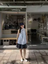 シンプルなチックデザインのオフショルダーブルーシャツ【夏用・ゆったり・トレンド感】