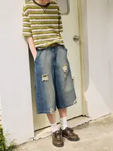 ダメージデザインの膝下デニムショートパンツ【フィット・夏用】