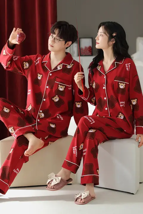 小熊柄の赤い結婚式用ルームウェア【男女兼用・長袖・純綿】（セットアップ対応）