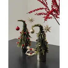 癖のあるクリスマスツリーと夢の鹿のデスクトップ装飾【ホテルや商業スペース用】