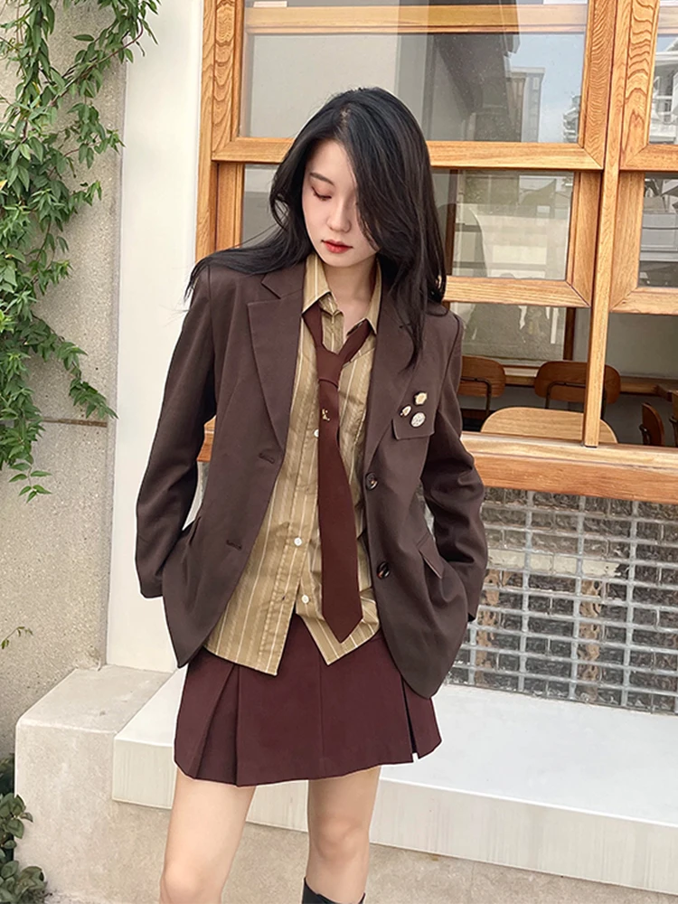 30代の忘年会に着る服は、どう選ぶ？古典的で落ち着いた  スタイルが今、注目されています