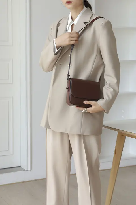 シンプルなデザインのレザーショルダーバッグ【牛皮・斜め掛け・ヴィンテージ風】