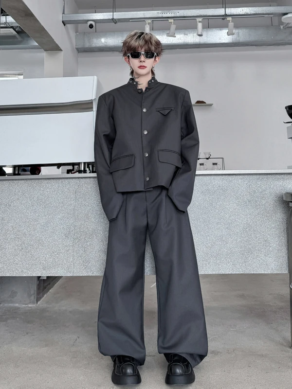 20代後半の男性に贈る洋服プレゼントは、黒スーツ黒シャツよりこのショートジャケットセットがおすすめ？