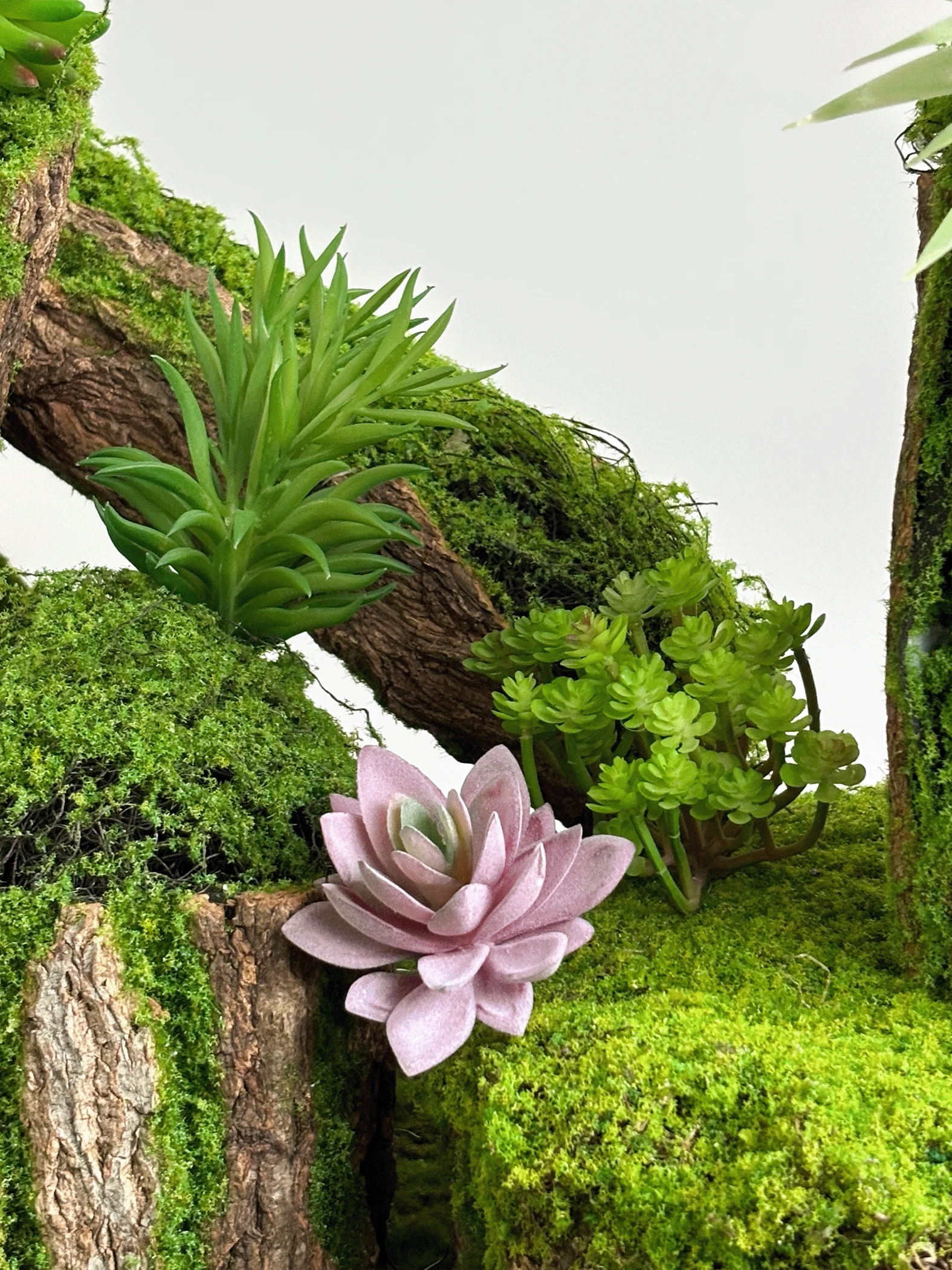 苔と樹皮の花器：北欧風クリエイティブDIYでフェアリーガーデンを実現
