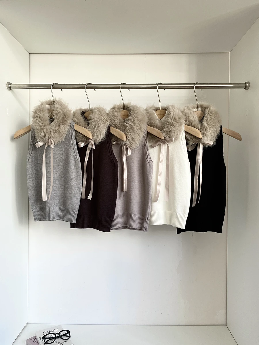 10月頭にぴったりの冬の服装は？脱着可能なファー付きニットベストが解決する理由