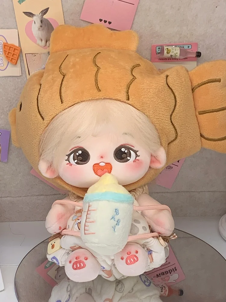 毛糸手作りの女の子ぬいぐるみ：鮮やかな衣装とおしゃれデザインが人気の20cmクッション
