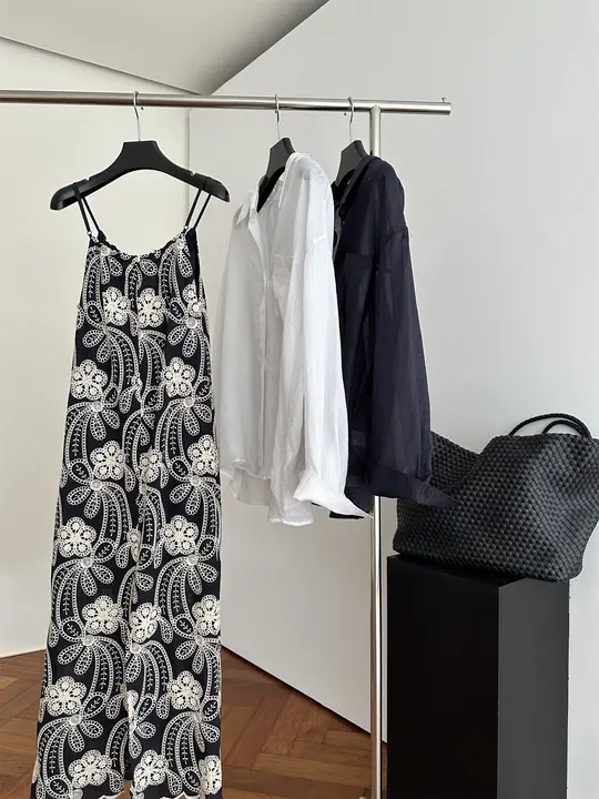 ロマンティックな雰囲気の刺繍キャミソールワンピース【夏用・リゾートスタイル】