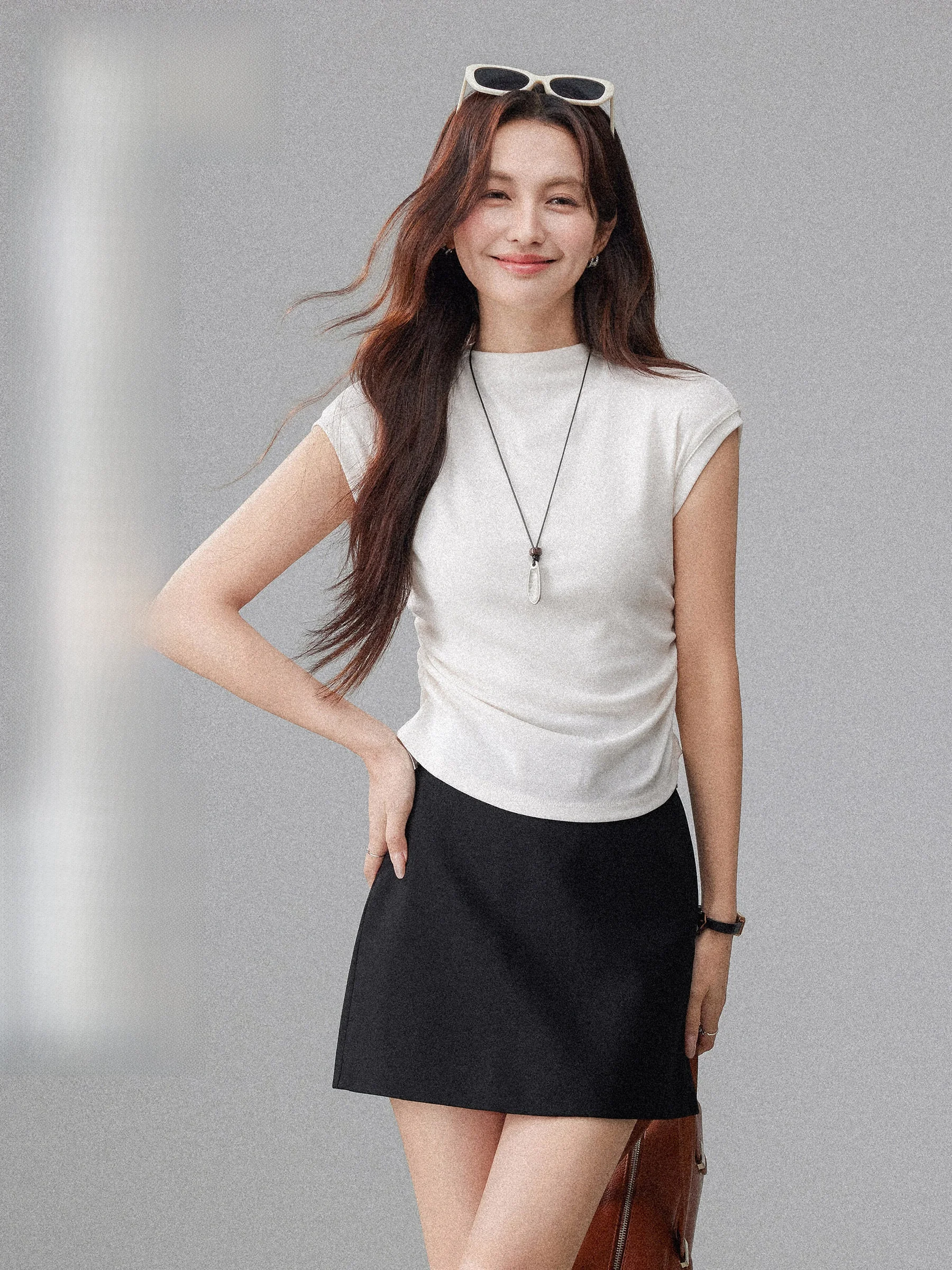 半高ネックショートスリーブTシャツ：20代女性向けのスリムフィットベーシックトップス