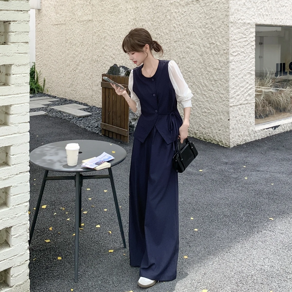 深い紺色のルーズパンツで春の気分をどう整える  ？