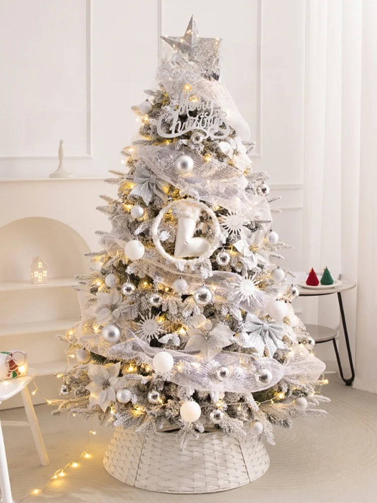 大型クリスマスツリー装飾品：雪をかぶった木のインテリアがホームパーティーに与える影響