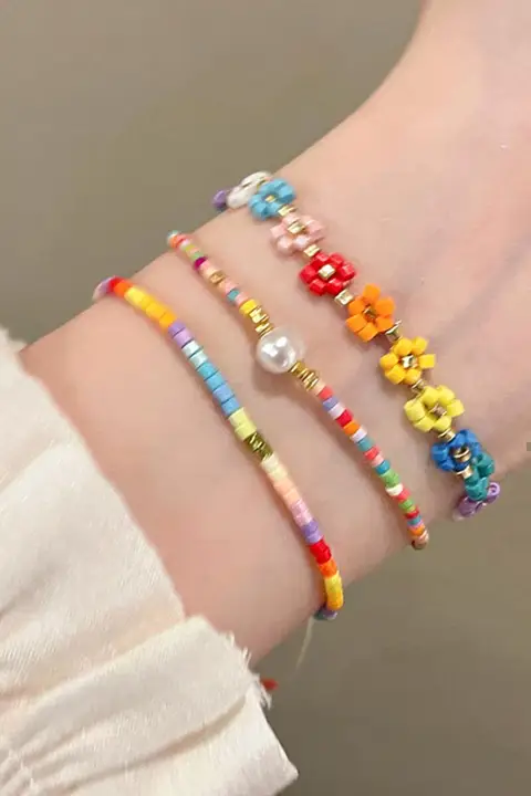 夏の陽気を感じるカラフルなビーズと花のブレスレット【女性向け・繊細なデザイン・重ね付け対応】