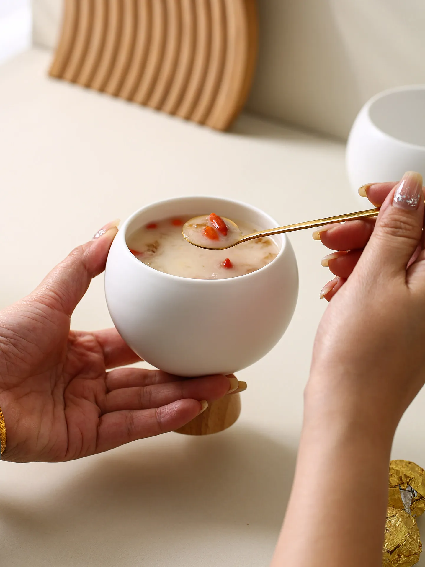 お菓子カップ容器を選ぶときに迷うのは、本当に「見た目」なのか？