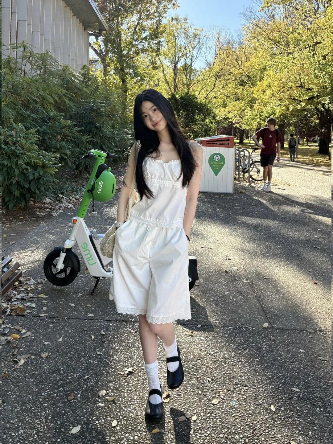 20代後半女子が今夏選ぶべき「おしゃれな着こなし」は？白色レースキャミソールとワイドパンツのセットアップ