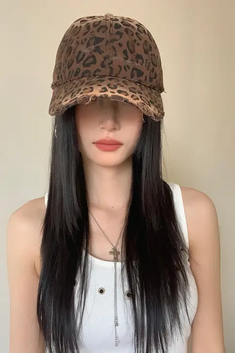 ペイズリーパターンのレトロなキャップ【女性用・広めのつば・スタイリッシュデザイン】