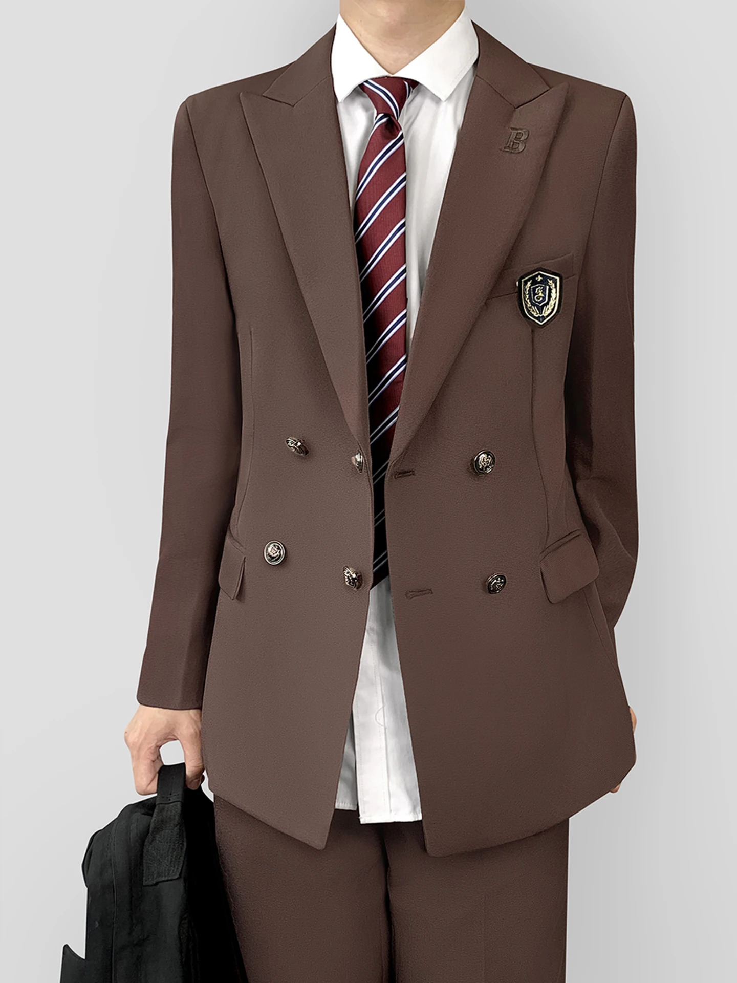 通勤の季節にこそ着るべき、学院風のスーツジャケットは本当に必要なのか？