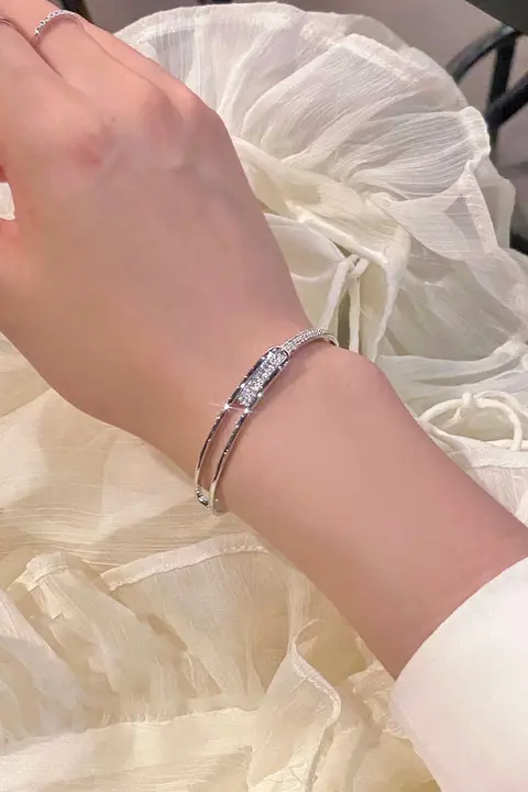 華やかなデザインのハンドブレスレット【シンプルで上品・レディース用】