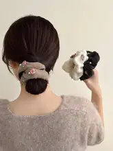 花柄編みの毛糸ヘアゴム【秋冬用・女性用・低いお団子スタイル】
