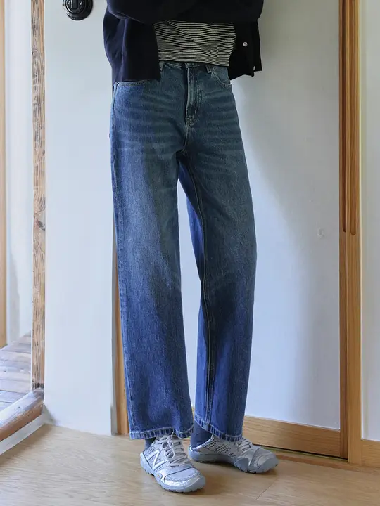 高ウエストのストレートデニムパンツ【快適なレギュラーフィット・ワイドレッグ・洗練デザイン】（セットアップ対応）