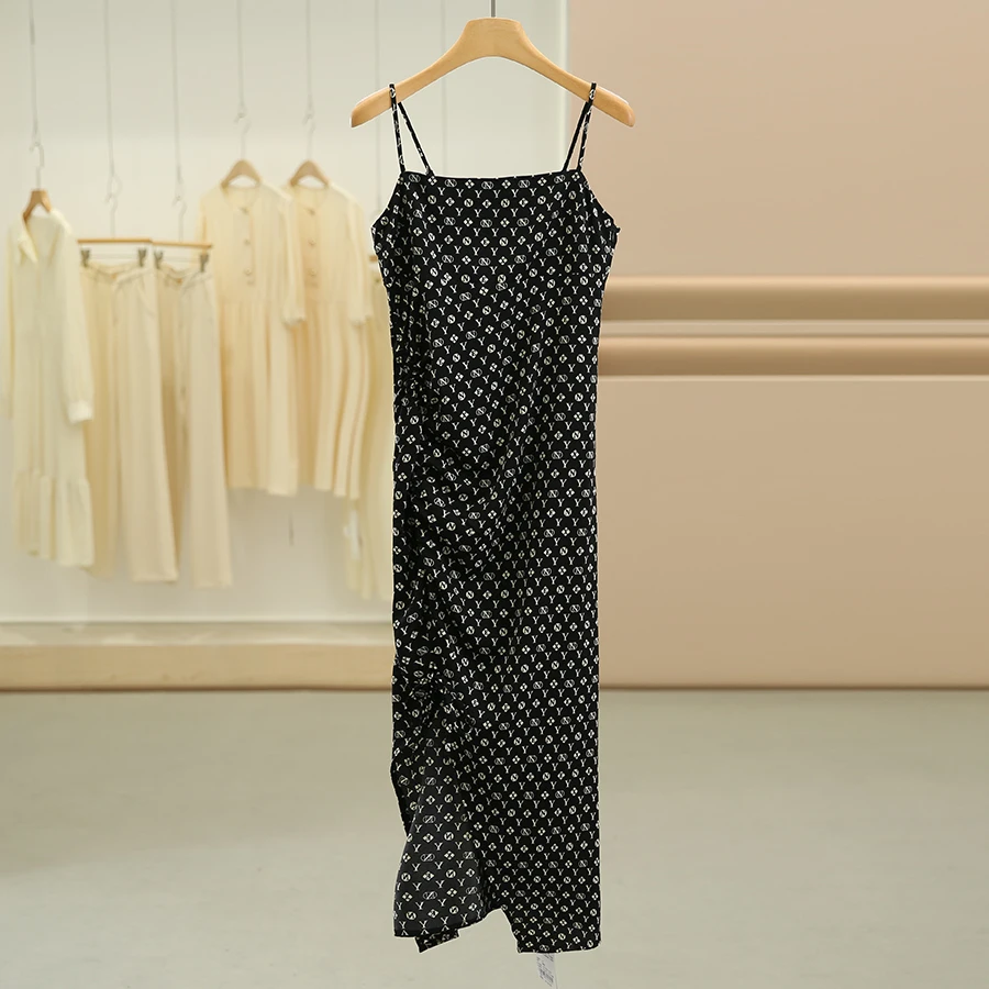 30代女性が通勤で「気品」と「軽さ」を両立するには？短袖ジャケットとキャミソールドレスのベストな選び方