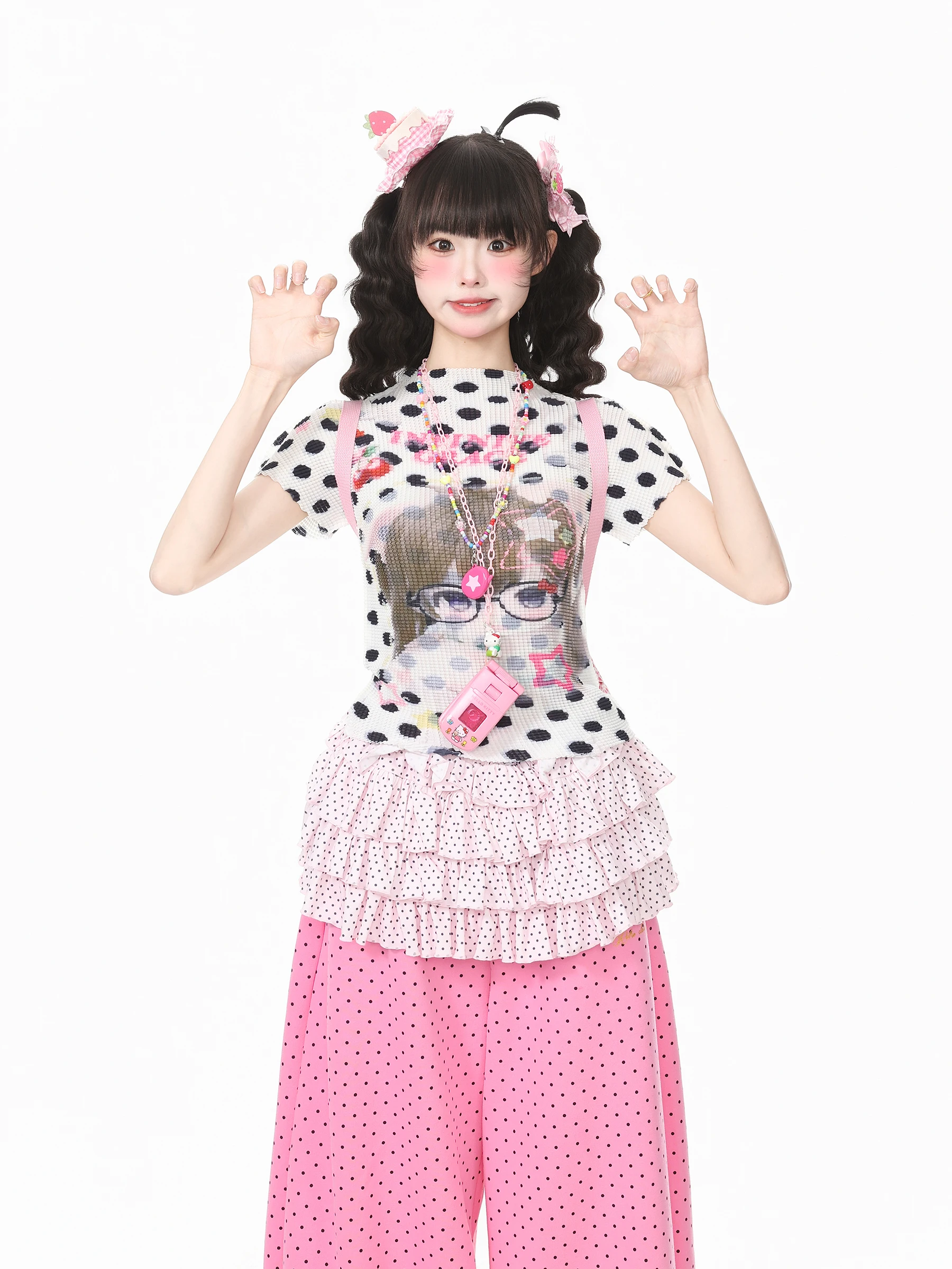 ドット柄ショートTシャツ：女性向け夏季タイトフィットの実用性とデザイン解析