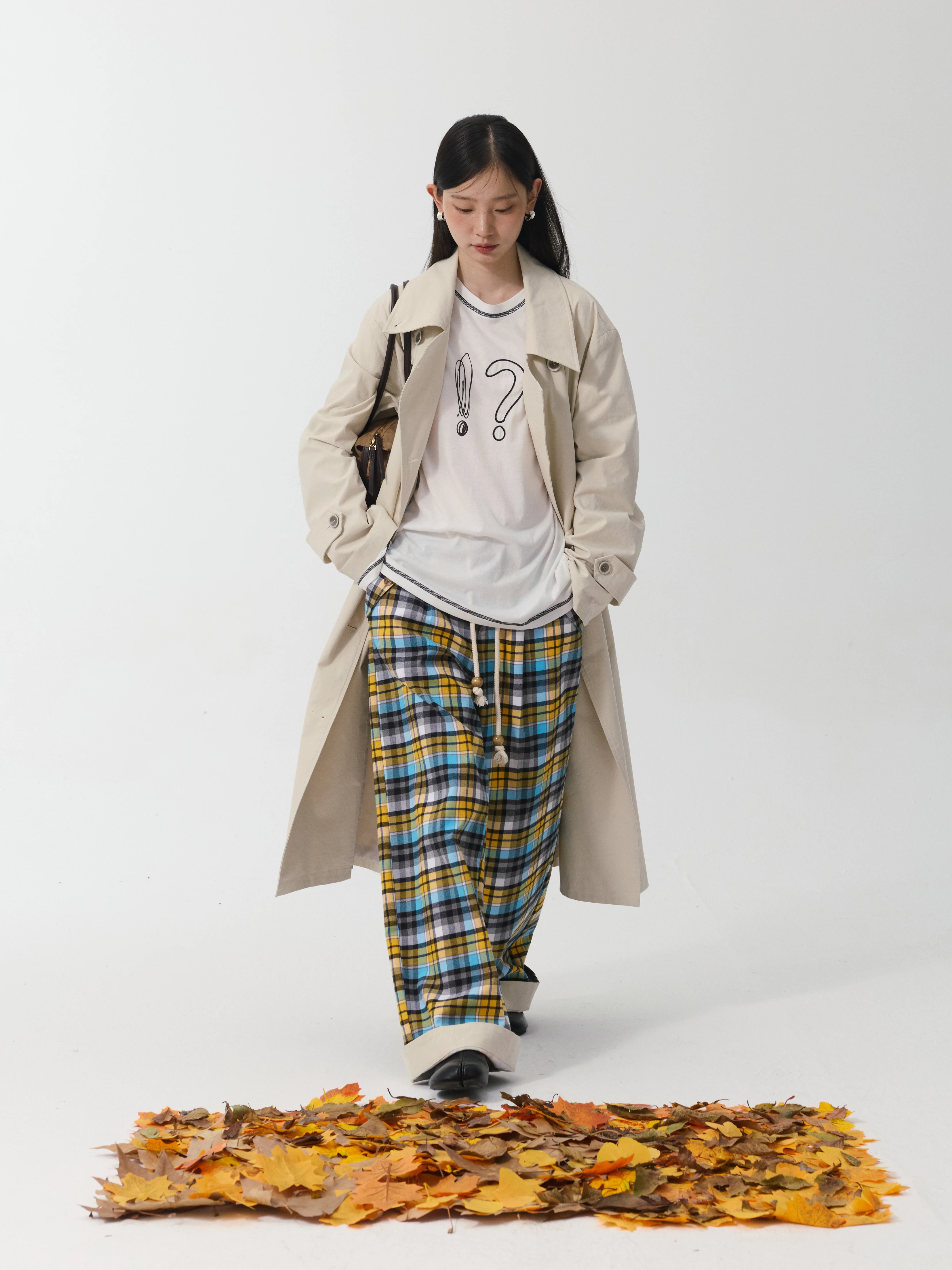 手描き刺繍入りスノーコットンTシャツ：女性向けのゆったりデザインとクリーンな素材の実用性