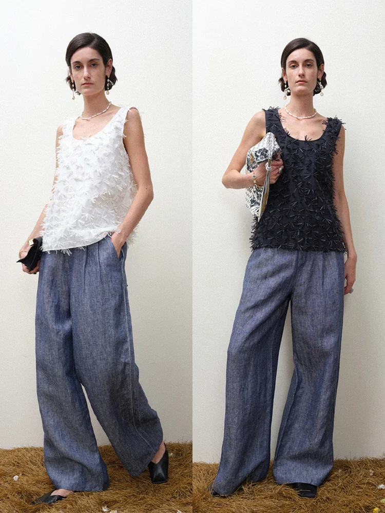 8月に着る服はどんなもの？ロマンティックなトップスが通勤と夏の終わりを彩る